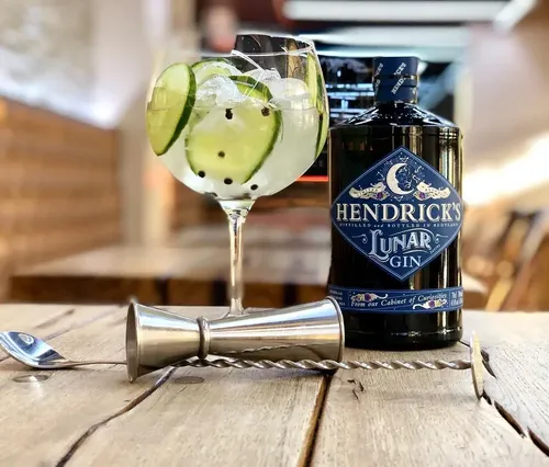 Gin Hendricks Lunar